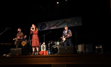 Imielin Blues Festival - śpiewająca dziewczyna wraz z zespolem